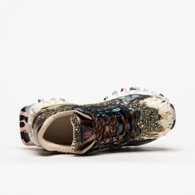 Tênis desportivo feminino com textura brilhante e padrão animal print