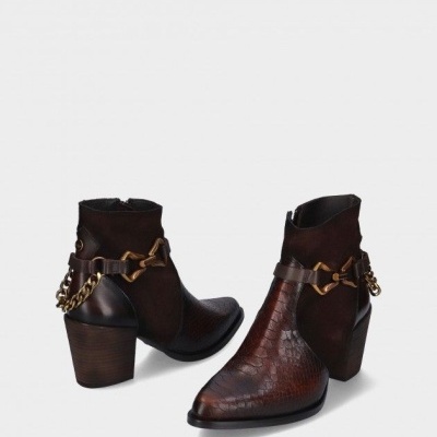 Botins castanhos com salto alto, padrão de escamas e detalhes metálicos dourados