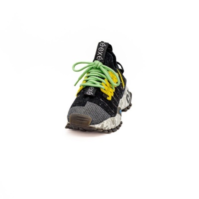 Tênis desportivo preto com atacadores verdes e sola cinza camuflada