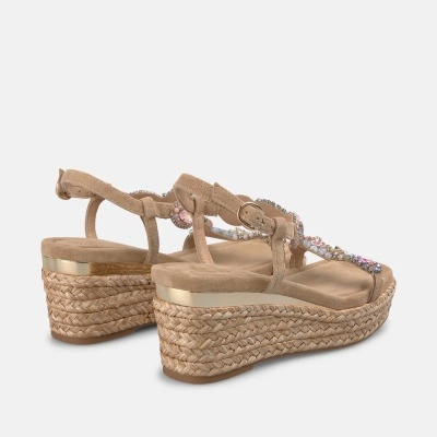 Sandálias de cunha bege com pedras e plataforma em ráfia