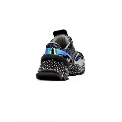 Tênis desportivo azul e preto com sola pontilhada visto de trás