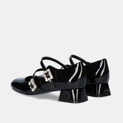 Sapatos de salto médio pretos com fivelas brilhantes em fundo branco