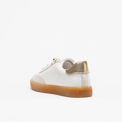 Sapato desportivo branco com sola castanha clara e detalhe metálico dourado