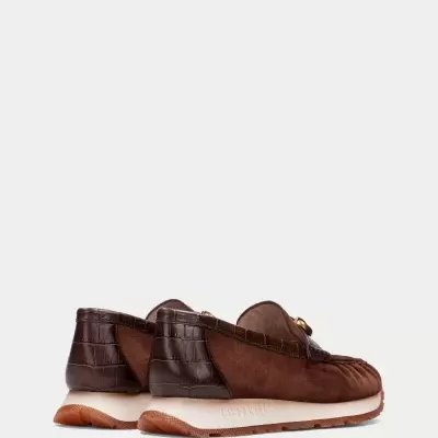 Sapatos tipo mocassim masculinos castanhos com sola branca