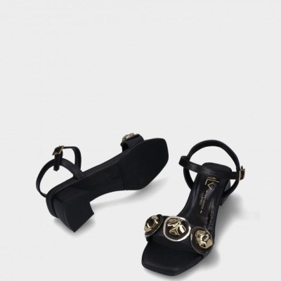 Sandálias pretas com salto baixo e detalhes metálicos dourados
