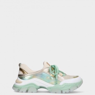 Tênis desportivo dourado, bege e verde com sola grossa de borracha.