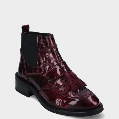 Botim feminino de couro bordeaux com textura crocodilo e tassel