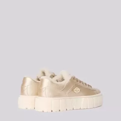 Ténis masculinos dourados com sola branca e interior peludo