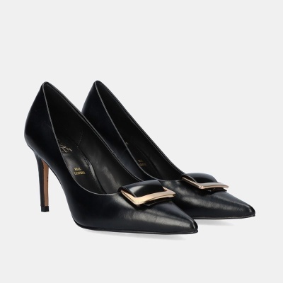 Sapatos de salto alto preto com fivela dourada