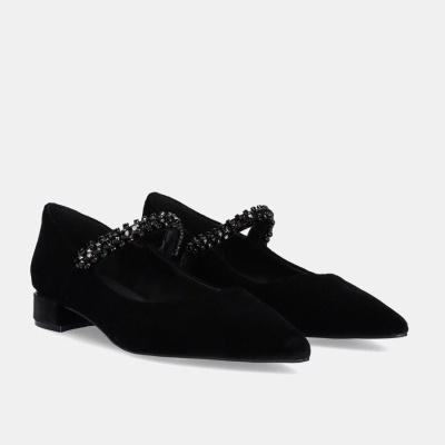 Sapatos pretos de veludo com tira decorada com pedras