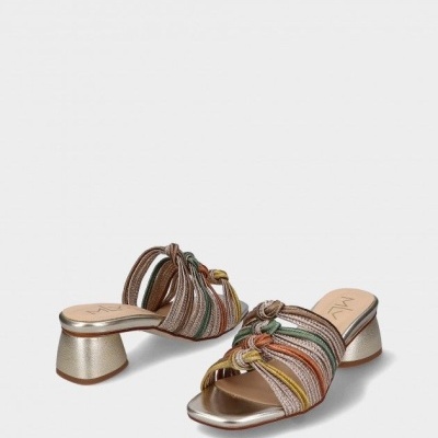 Sandálias de salto médio com tiras trançadas coloridas e salto dourado