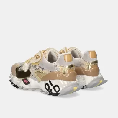 Par de sapatilhas coloridas com detalhes em dourado e bege