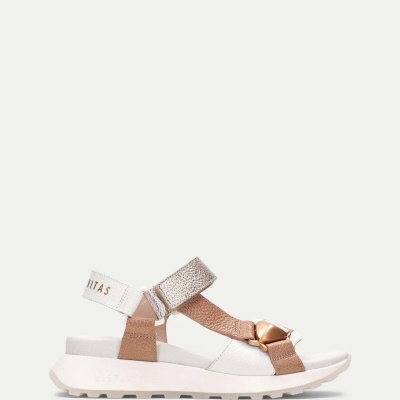 Sandália feminina branca, bege e dourada com tiras em pele e sola branca.