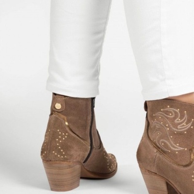 Botas castanhas de couro com salto médio e padrões bordados