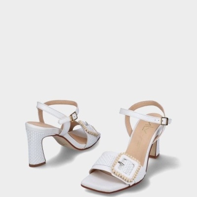 Sandálias brancas de salto médio com fivela quadrada decorativa e tira ajustável