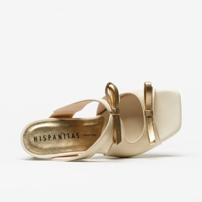 Sandália creme com detalhes dourados da Hispanitas