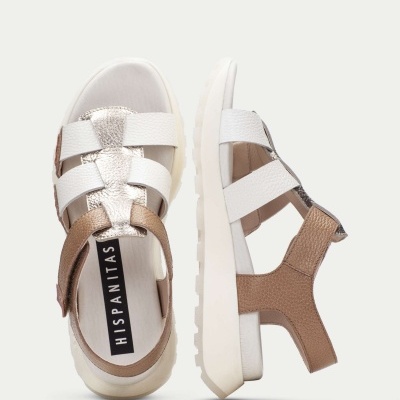 Sandálias femininas de couro branco, metalizado e castanho com sola branca.