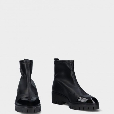 Botins pretos com biqueira brilhante e sola tratorada