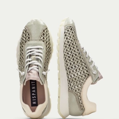 Ténis bege e cinza Hispanitas com padrão de rede e sola branca