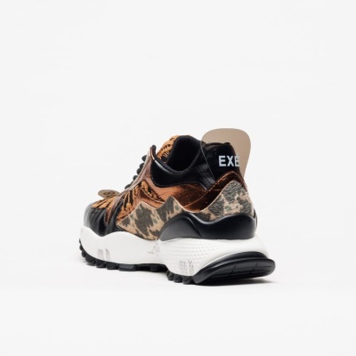 Ténis desportivo com padrão animal print e sola branca