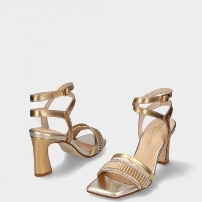 Sandálias douradas de salto médio com tiras e strass