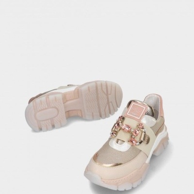 Ténis desportivos bege e dourados com sola branca