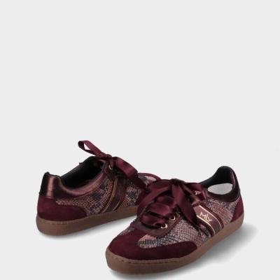Ténis bordo com padrão animal print, sola castanha e atacadores de cetim.
