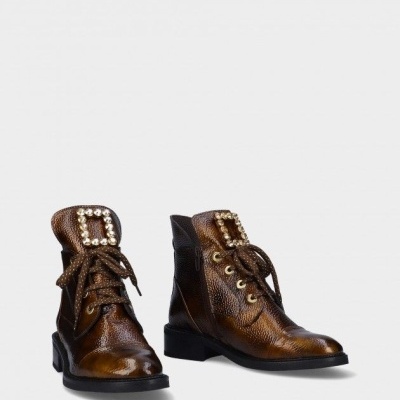 Botas de couro marrom com fivelas de pérolas