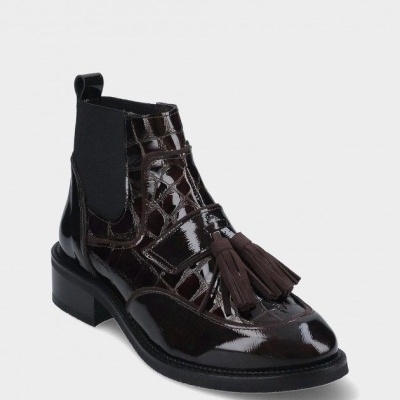 Bota castanha de pele com padrão crocodilo e tassel