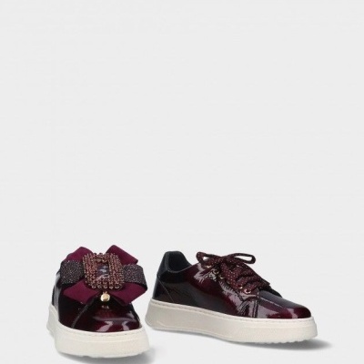 Ténis de verniz vinho com sola branca e laço decorativo