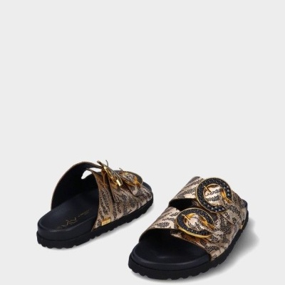 sandálias tipo chinelo douradas com padrão e fivelas grandes douradas