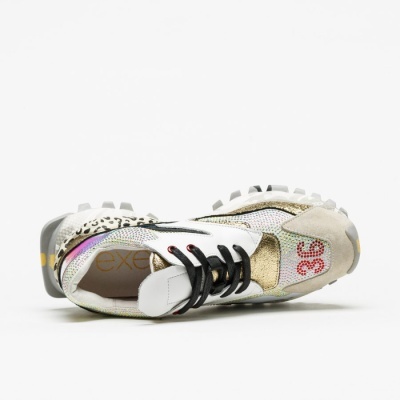 Ténis desportivo branco com detalhes dourados e padrão animal