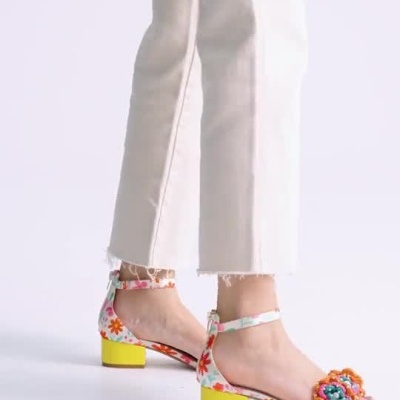 Sapatos femininos de salto baixo com decoração floral colorida e alças no tornozelo.