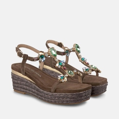 Sandálias de cunha castanhas com pedras coloridas e base trançada.
