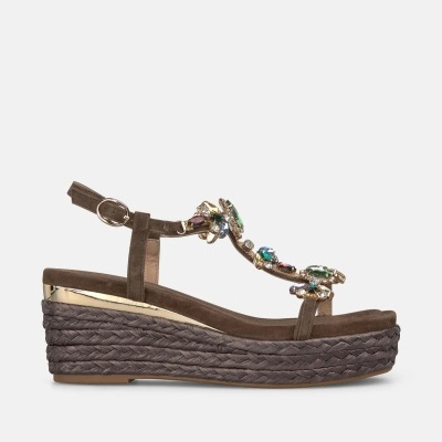 Sandália castanha de cunha com pedras coloridas e base trançada