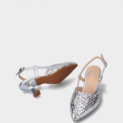 Sapatos de salto prateados com tira ajustável e padrão escamado