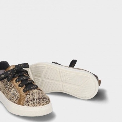 Tênis femininos em padrão tweed castanho e bege com atacadores pretos e sola branca