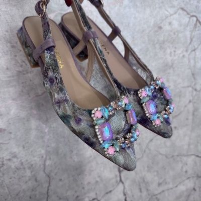 sapatos femininos salto baixo animal print com pedras coloridas