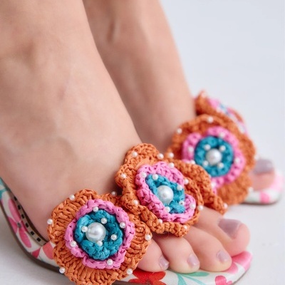 Sandálias femininas com flor tricotada e pérolas