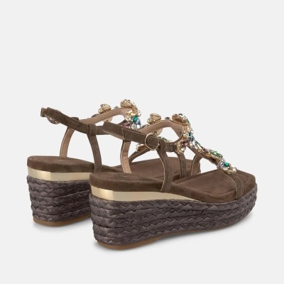Sandálias de cunha castanhas com pedras coloridas e plataforma trançada