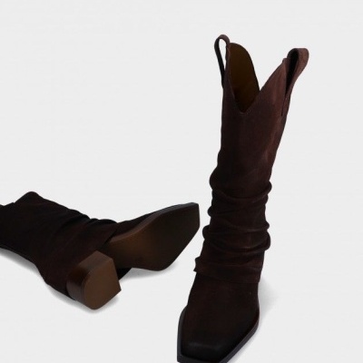 Botas de cano alto castanho escuro com salto bloco e bico quadrado