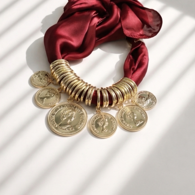 Colar de moedas douradas com lenço vermelho