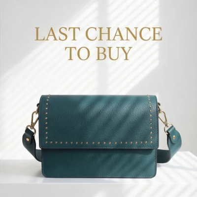 Mala tiracolo azul pedra com rebites dourados e alça ajustável em fundo branco com texto promocional