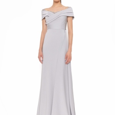 Vestido longo cinzento claro ombro a ombro com detalhes de renda e saia ampla