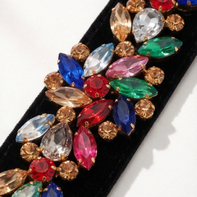 Pulseira de veludo preto com cristais coloridos e metal dourado