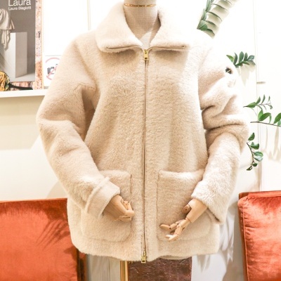 Casaco de pêlo sintético bege claro com fecho de correr e bolso frontal