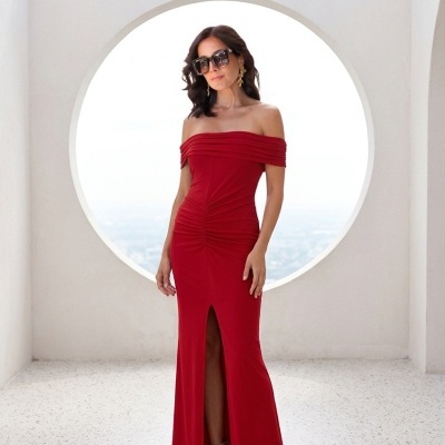 Vestido vermelho longo justo com decote ombro a ombro e fenda frontal