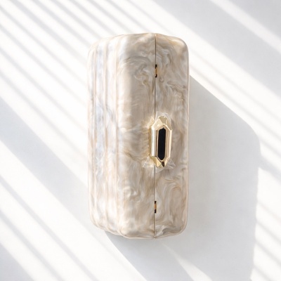 Clutch acrílico marmoreado bege com fecho dourado