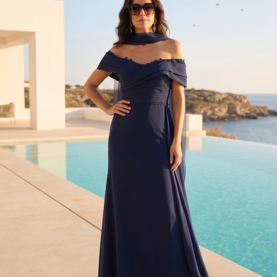 Vestido longo azul ombro a ombro perto de piscina