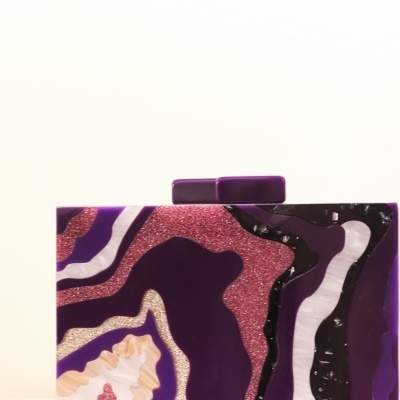 Mala clutch retangular roxa com padrão abstrato e fecho